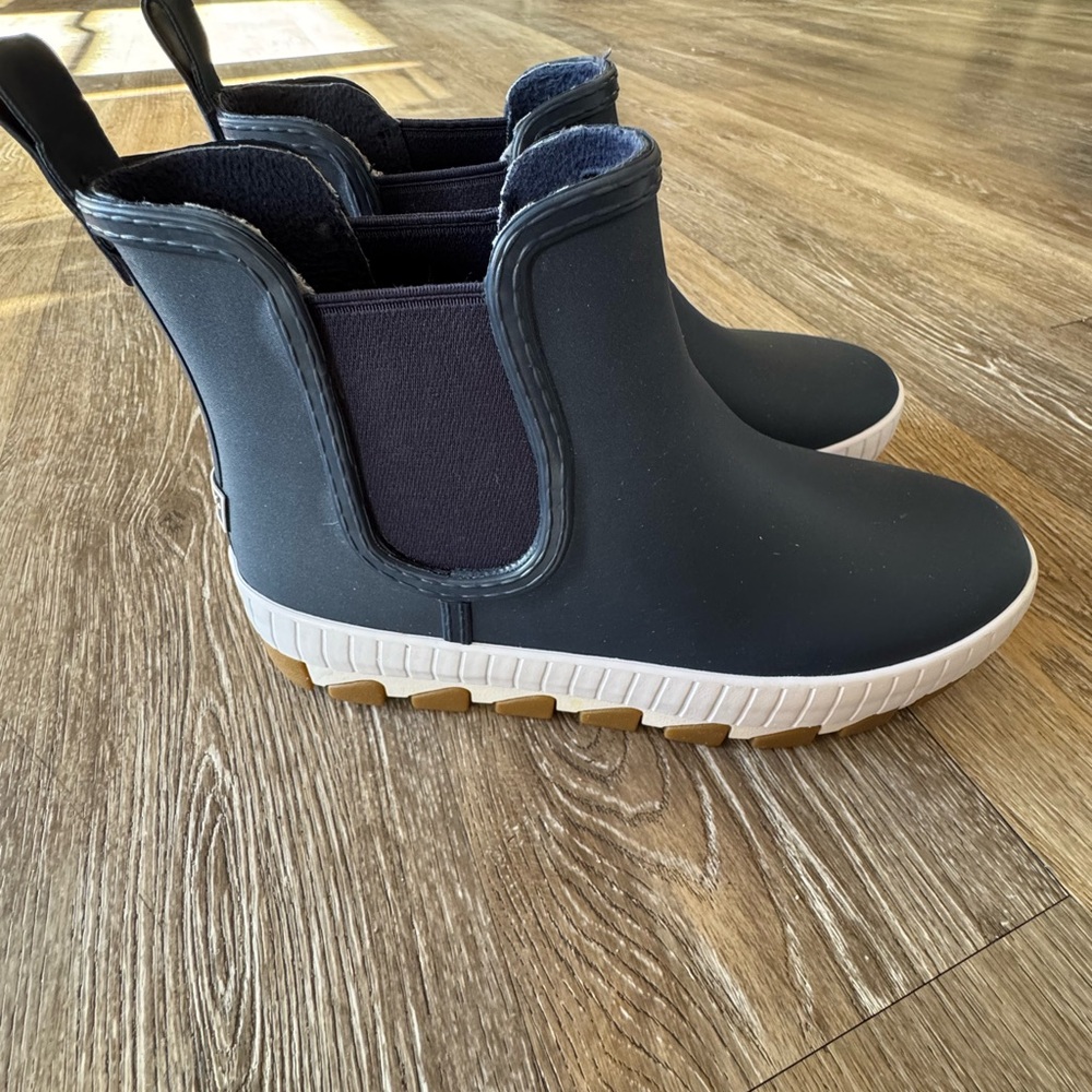 Sperry Navy and White Chelsea Boots